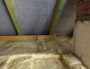 Zateplení stropu rodinného domu pomocí foukané izolace